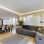Luxurious 3 Bedroom Apartment In Belfast