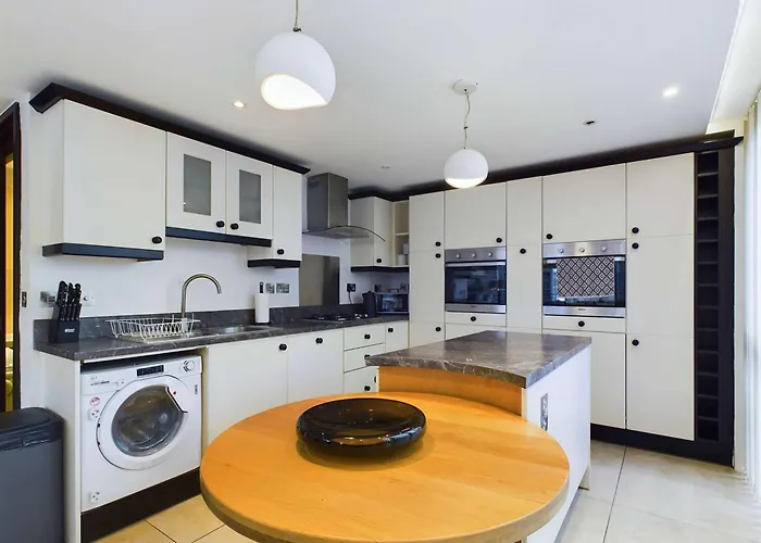 Luxurious 3 Bedroom Apartment In Belfast