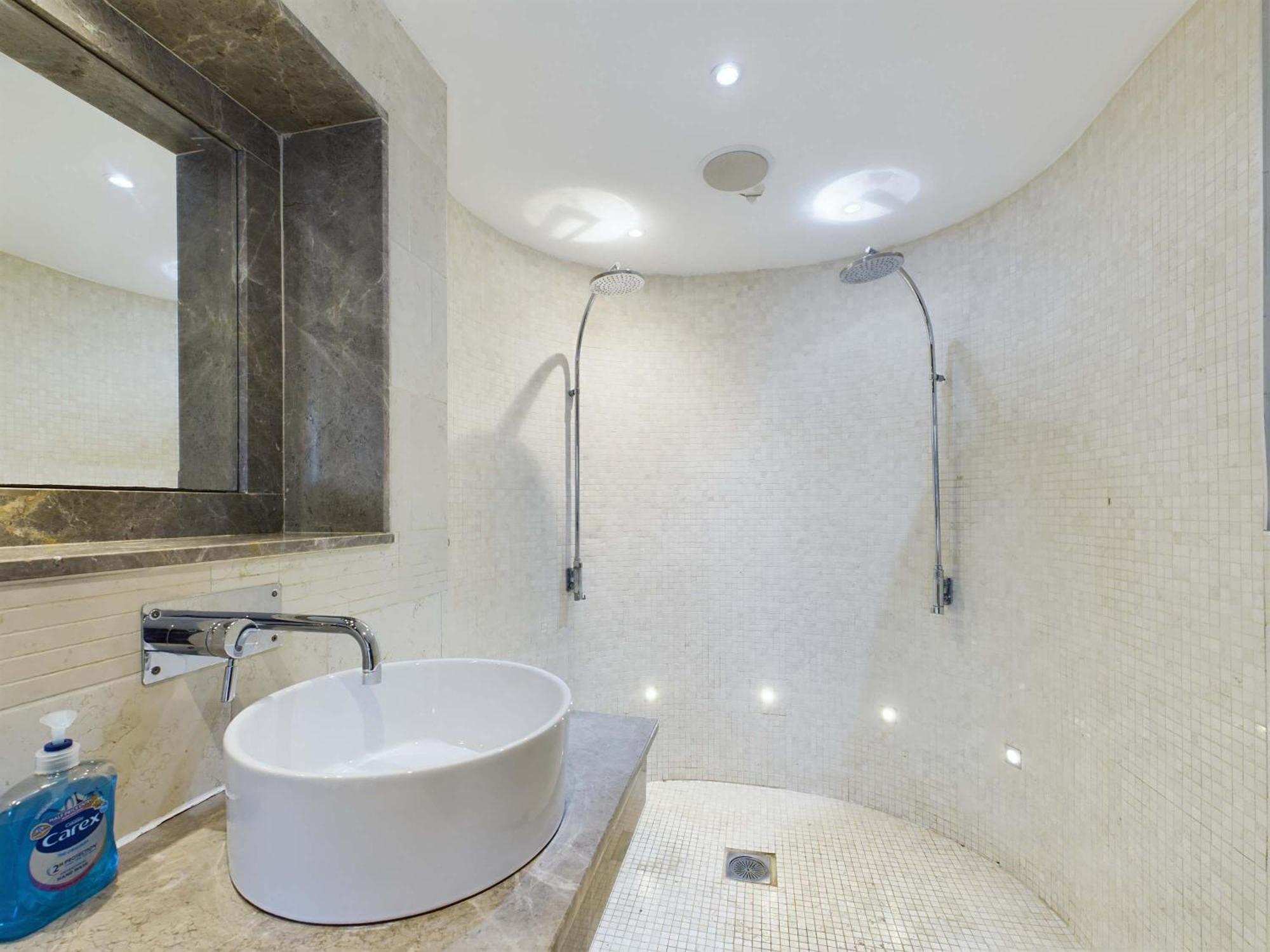 Luxurious 3 Bedroom In Apartment *