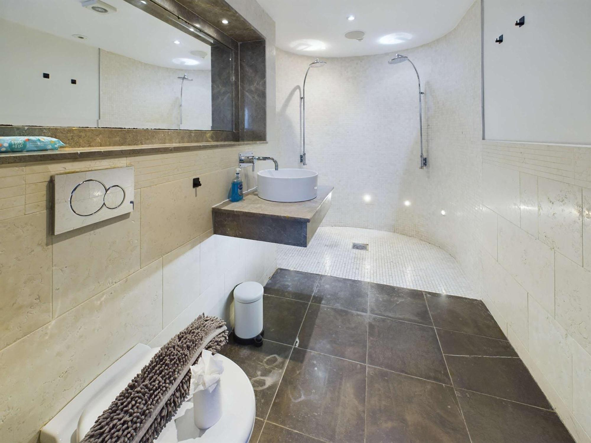 Apartment Luxurious 3 Bedroom In *