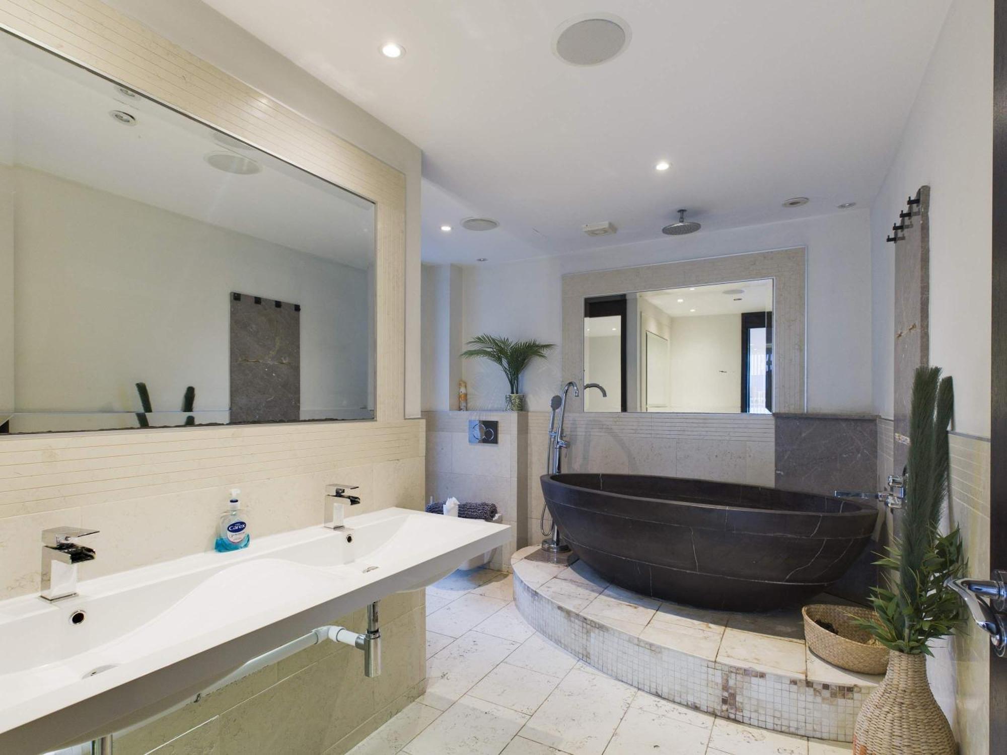 Luxurious 3 Bedroom In *