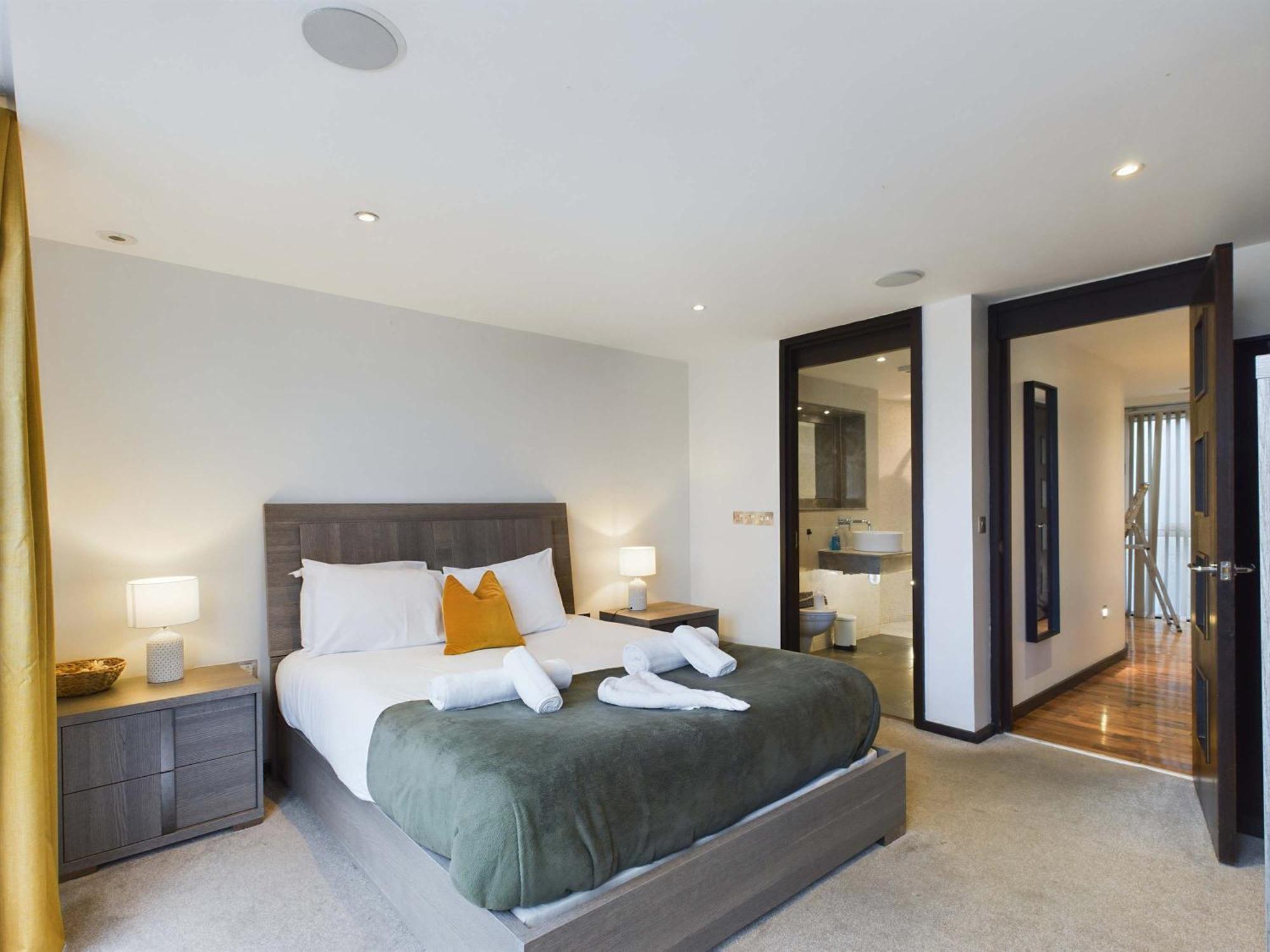 Luxurious 3 Bedroom In Apartment *