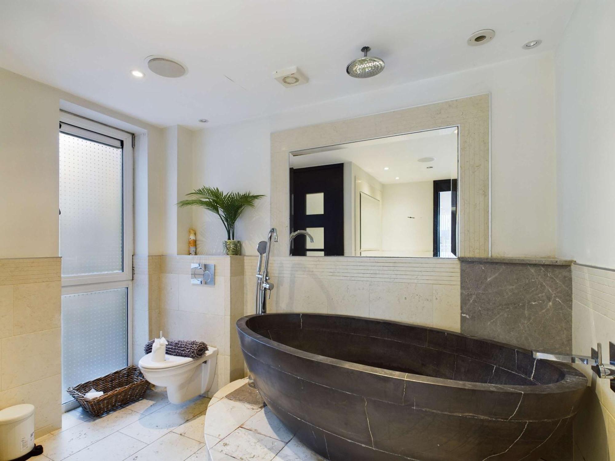 Apartment Luxurious 3 Bedroom In *